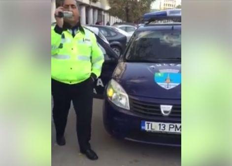 Polițiștii au voie să parcheze ORIUNDE! Uite cum își rezolvă oamenii legii treburile lăsând automobilul în mijlocul străzii | VIDEO
