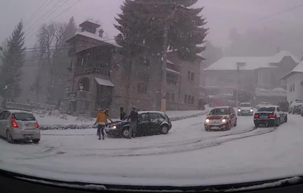 Greu la deal cu anvelopele de vară! Șoferii români s-au descurcat greu, deși zăpada avea câțiva centimetri | VIDEO