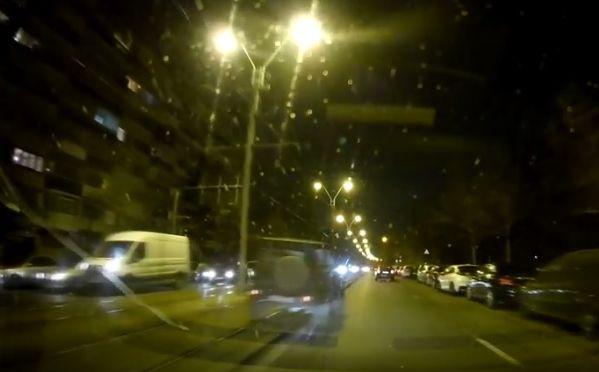 “E nebun!” Uite cum merge șoferul ăsta prin București! | VIDEO