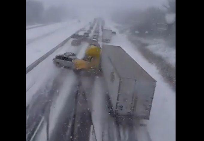 E mai rău ca la noi. Circa 100 de mașini implicate într-un accident din cauza drumurilor acoperite cu zăpadă și gheață