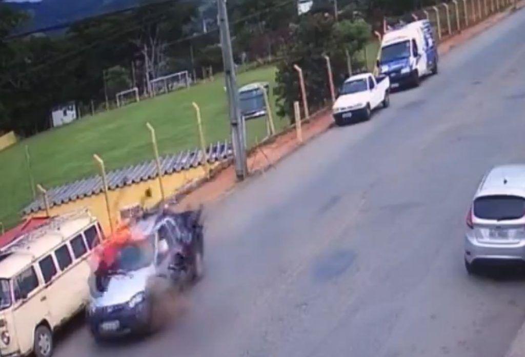 Cum a scăpat cu viață un motociclist dintr-un asemenea accident e greu de crezut! | VIDEO