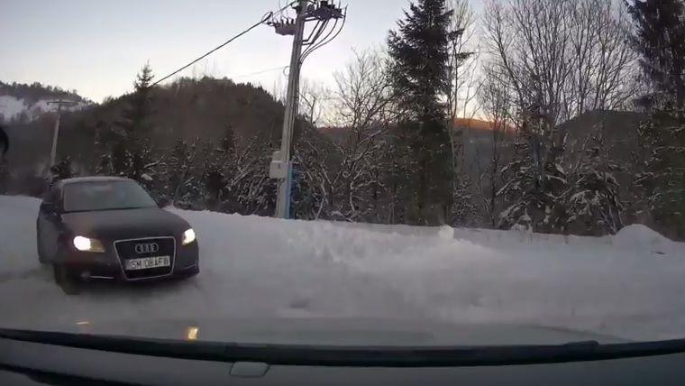 S-au lovit frontal! Iată de ce nu e bine să conduci cu viteză pe zăpadă! | VIDEO