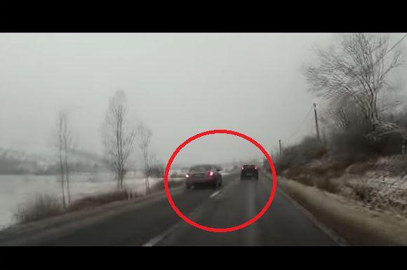 Era să comită o tragedie! Șoferul unui Audi a scăpat ca prin urechile acului de un impact frontal! | VIDEO