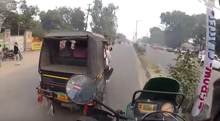 Cum arată o zi din traficul din India, văzută de pe motor? | VIDEO