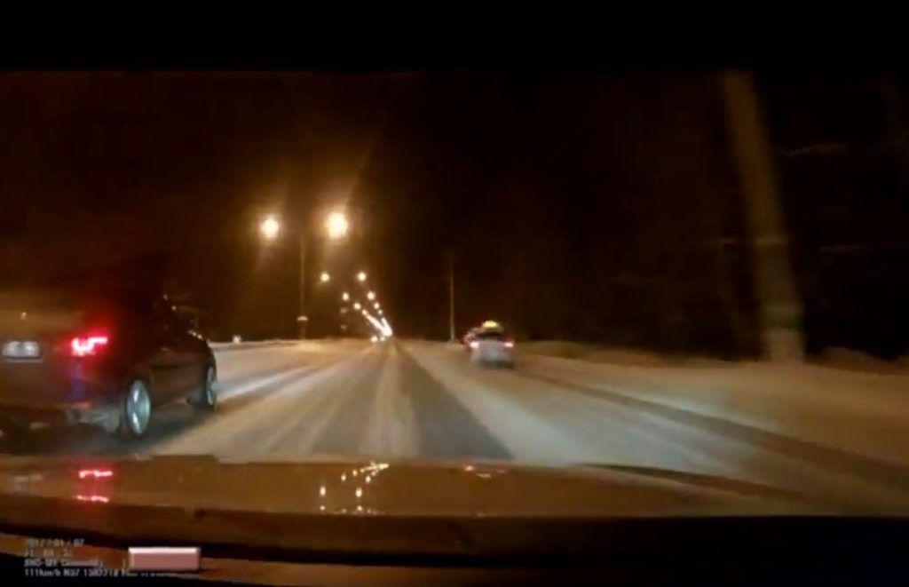 Doi ruși au aranjat o cursă ad-hoc la semafor! Aceasta s-a terminat tragic! | VIDEO