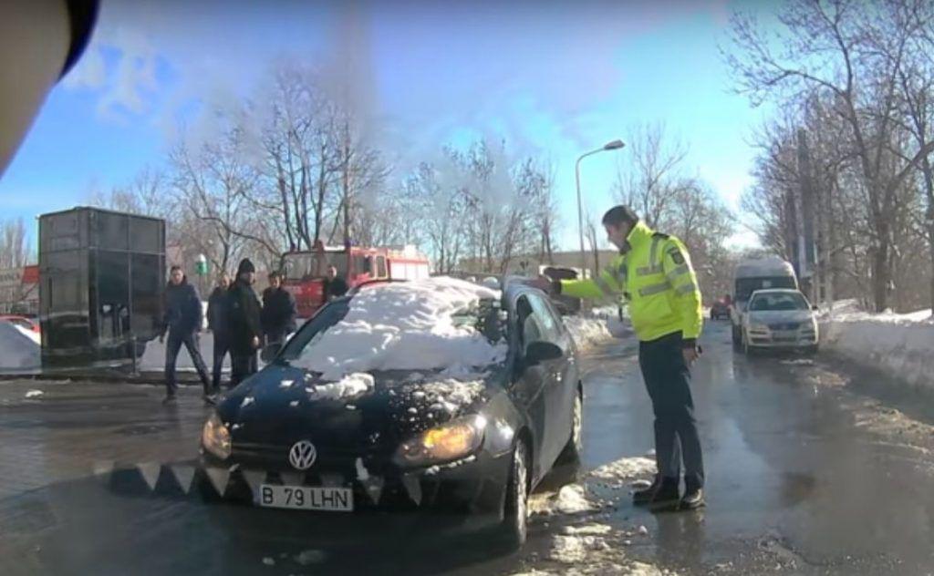 Ce a pățit un șofer din București care nu și-a curățat complet mașina! Gestul polițistului este incredibil! | VIDEO
