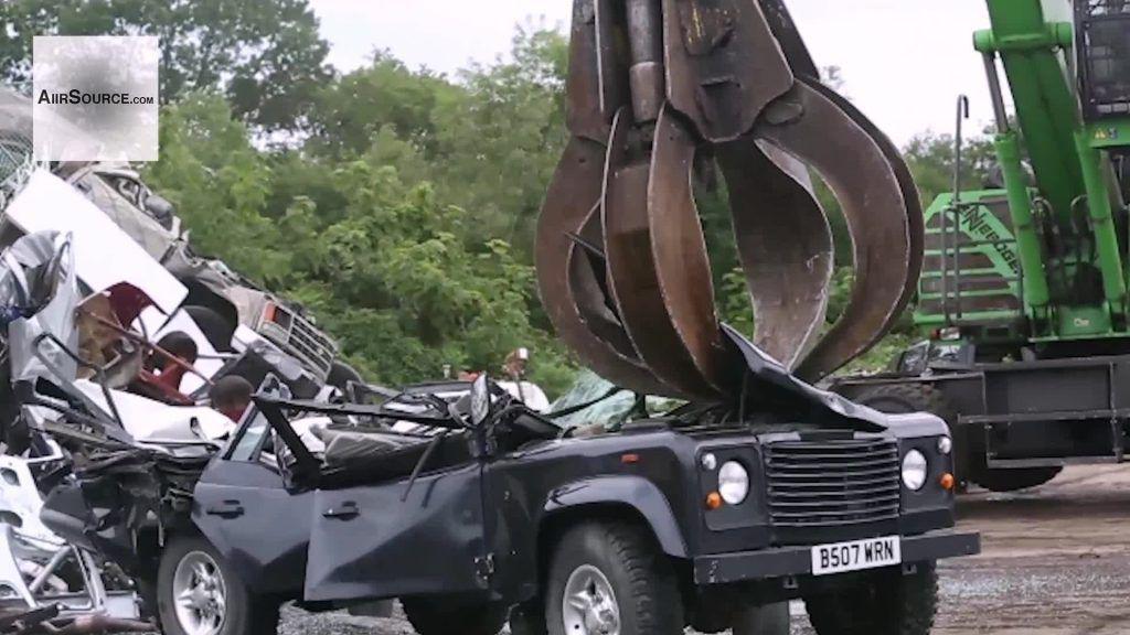 Un video interzis iubitorilor de mașini: Iată cum este distrus un Land Rover Defender nou-nouț!
