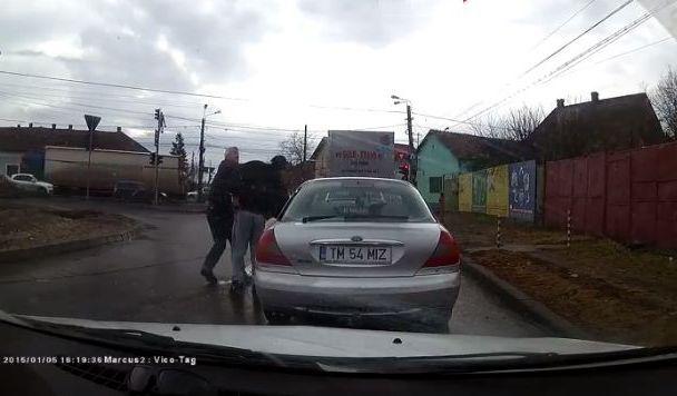 Banatu-i fruncea! Doi șoferi s-au luat la bătaie în Timișoara! | VIDEO
