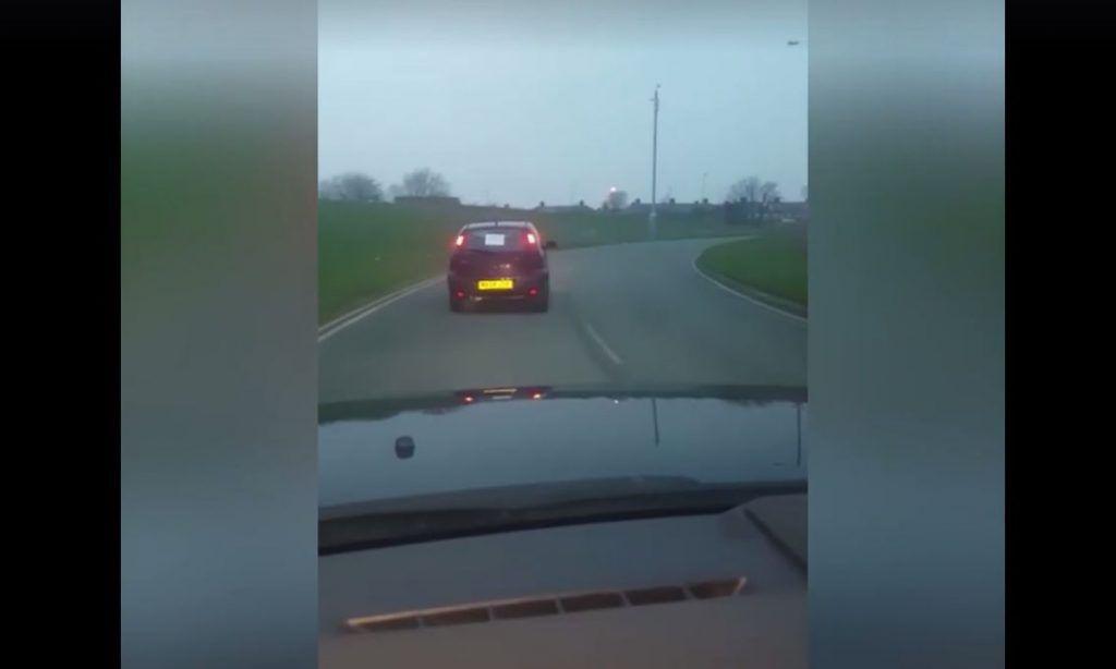 Ce tare e șoferul ăsta: are claxon pe frână! | VIDEO