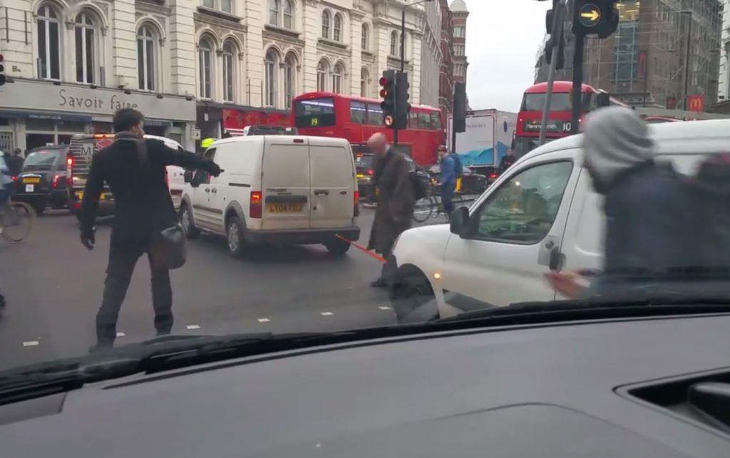 Ce au pățit zeci de pietoni din Londra la un semafor! Capcana care le-a pus capac! | VIDEO