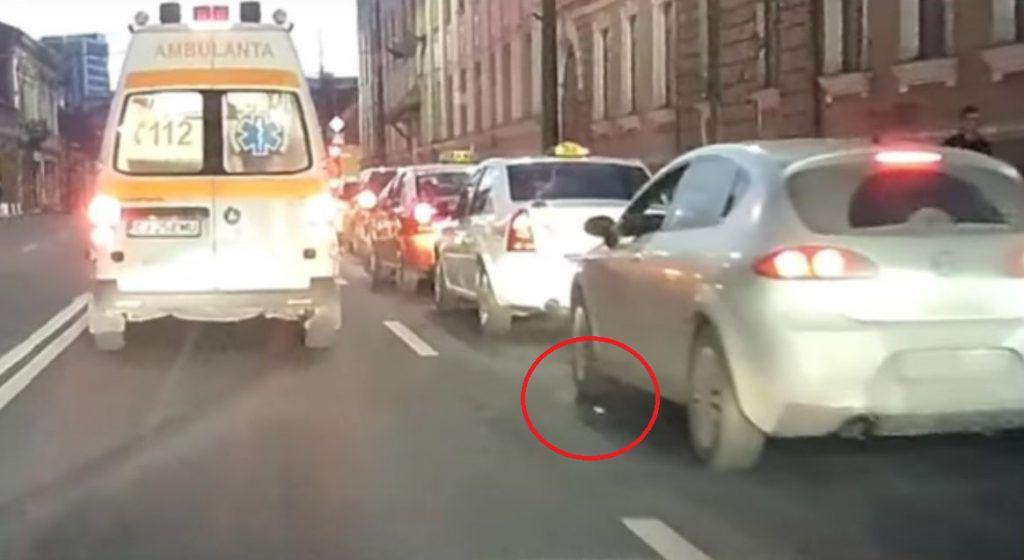Cum a decurs discuția după ce un șofer i-a reproșat altuia că a aruncat țigara pe carosabil! | VIDEO