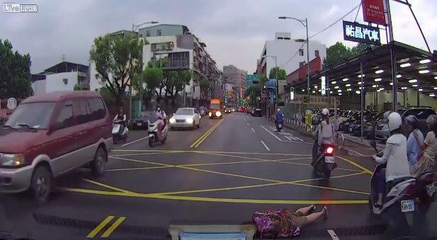 Cum vor unii să facă bani! O femeie s-a aruncat în fața unei mașini! Vezi ce a urmat! | VIDEO