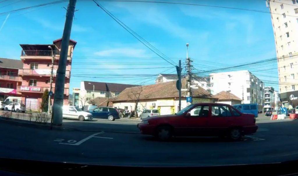 “Paranormal”! Mașina fără șofer care a plecat de una SINGURĂ! | VIDEO