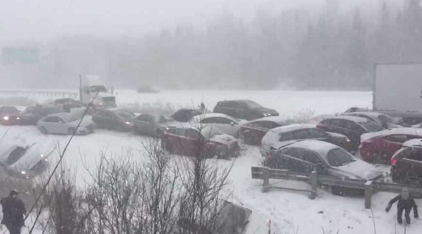 Ninsorile din Quebec au provocat un accident în lanț cu 50 de mașini