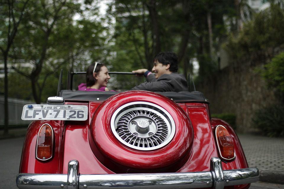 Studiu: Femeile își doresc mașini de oraș, iar bărbații sunt în căutarea mașinilor de familie