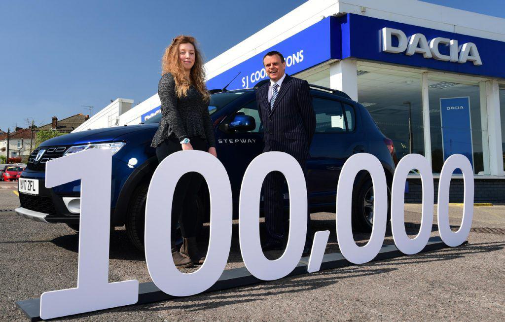 Dacia serbează 100.000 de mașini vândute în Marea Britanie
