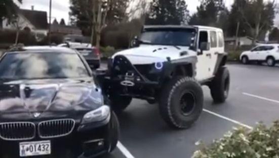 Răzbunarea unui șofer de Jeep! Cum a fost pus la punct un bărbat care a parcat anapoda! | VIDEO