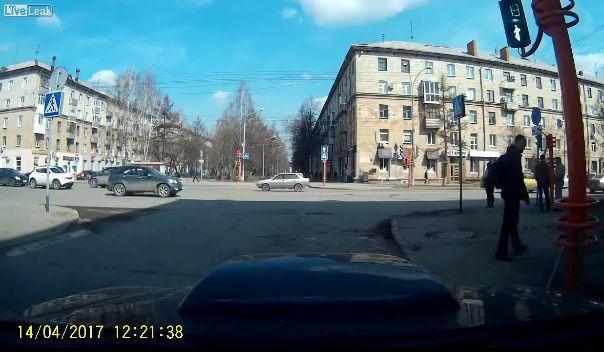 Ce s-a întâmplat după ce un pieton a vrut să repare un semafor | VIDEO