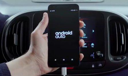 STUDIU: Android Auto și Apple CarPlay distrag atenția șoferului de la drum