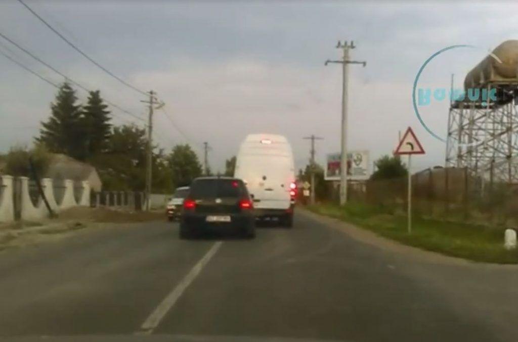 Ce inconștienți! Vezi cum s-au șicanat doi șoferi în județul Buzău! | VIDEO