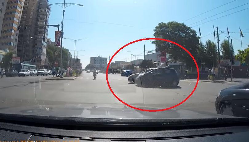 Accident filmat live, în București! Vinovat nu ar fi fost cel care a trecut pe roșu. Cum e posibil? | VIDEO