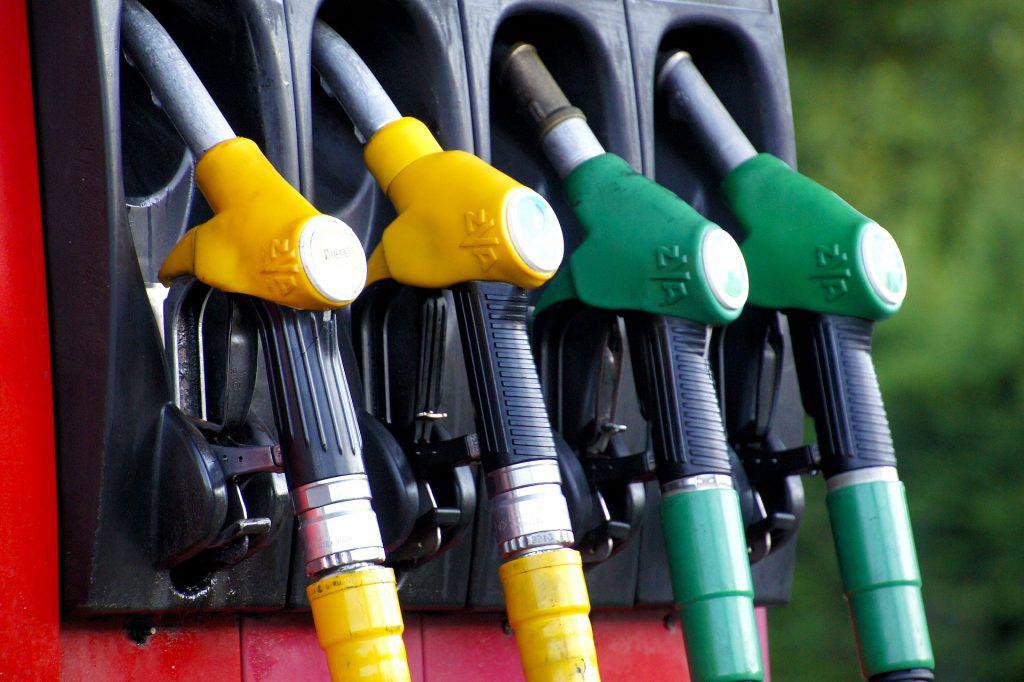 Benzina a ajuns în România la cel mai mic preț din ultimii 10 ani