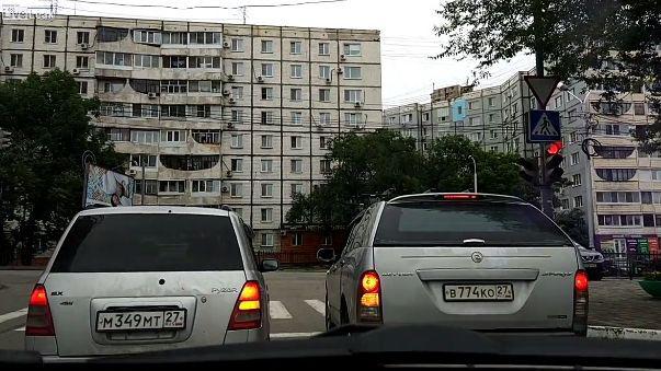 Ceva mai nebunesc de atât nu puteai vedea decât în traficul din Rusia! Ce au făcut șoferi acestor mașini! | VIDEO