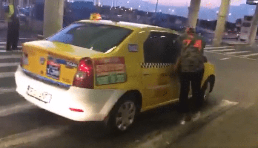 VIDEO – Un taximetrist din București cere taxă de bagaj, apoi vrea să fugă cu bunurile clienților
