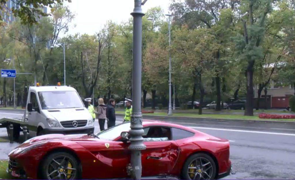 Posesorul unui Ferrari  n-a reuşit să evite un stâlp de pe o stradă din Bucureşti