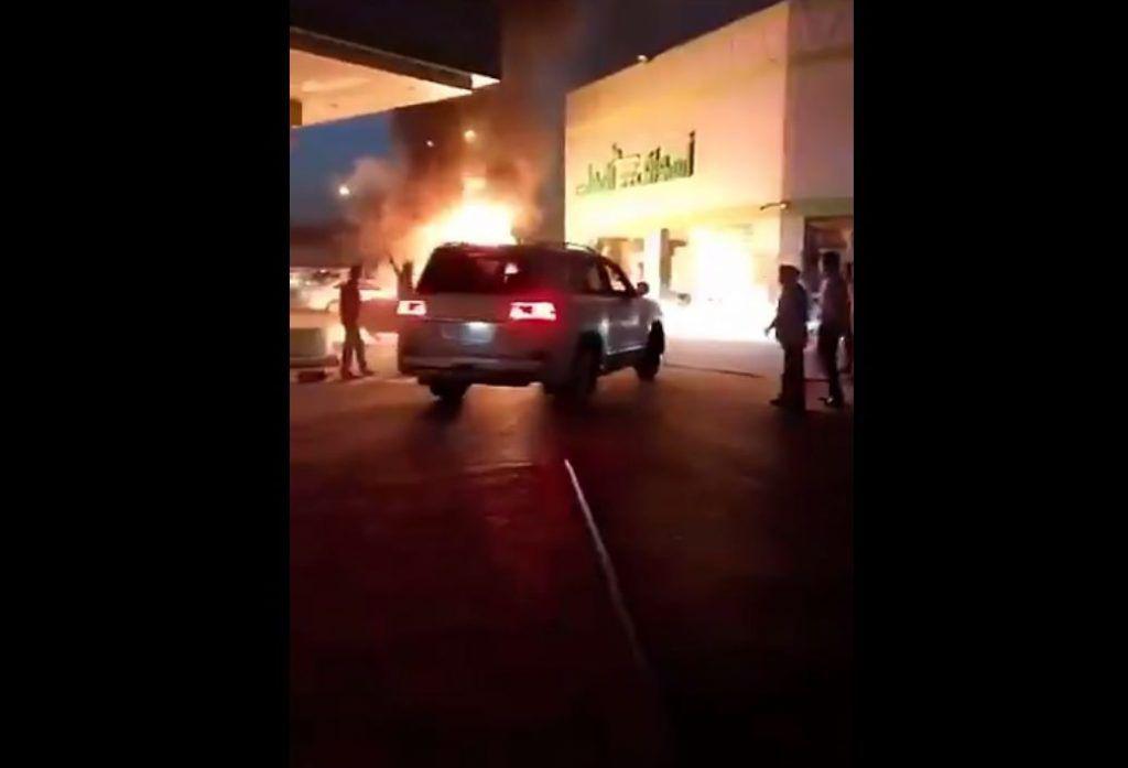 Eroul zilei! Ce a făcut un șofer când a văzut o mașină care ardea într-o benzinărie! | VIDEO