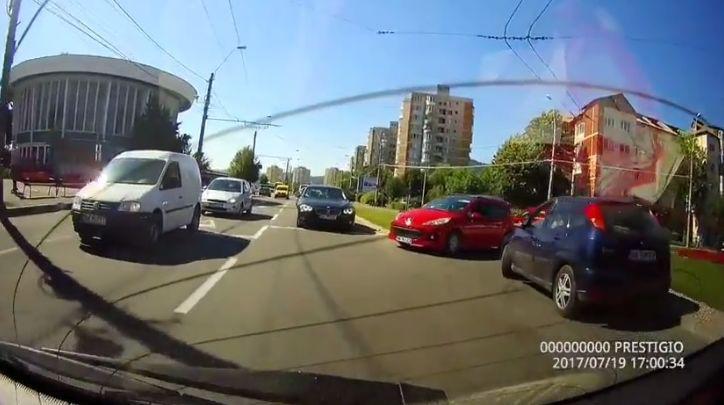 Cel mai haotic șofer! A intrat invers în sensul giratoriu! | VIDEO