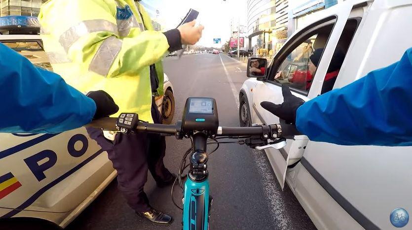 Scandal în trafic! Un dubist, către un biciclist: “Îți dau una cu ușa peste gură”. Poliția a sosit la fața locului | VIDEO