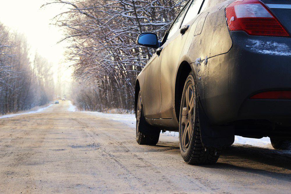6 lucruri care nu trebuie să-ți lipsească dacă pleci la drum lung cu mașina pe timp de iarnă