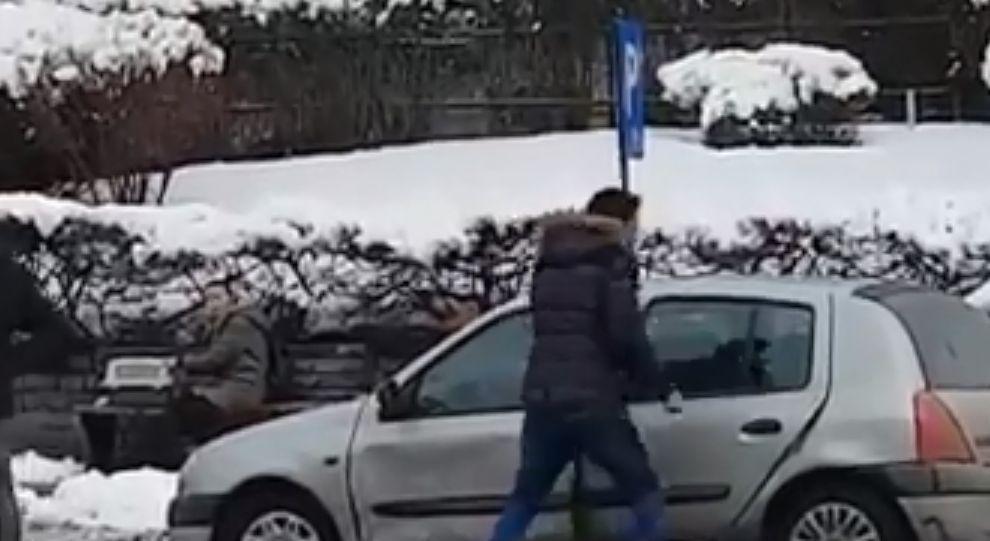 Scandal în trafic! Un șofer al cărui BMW a fost zgâriat și-a pierdut mințile și a atacat cu bâta de baseball | VIDEO