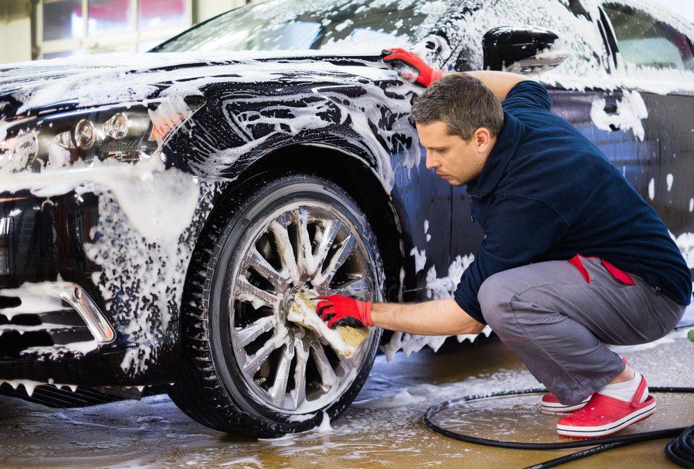 5 greșeli care îți distrug mașina la spălat și cum le poți evita