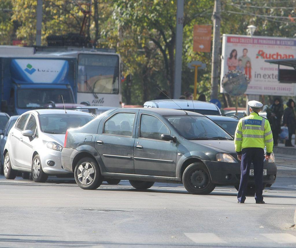 Gestul cu o mare însemnătate! De ce polițiștii pun mâna pe mașină când vă opresc în trafic?