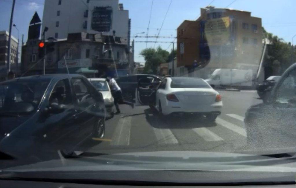Scene de coșmar în traficul din Bucureşti. Ce a putut să facă un şoferul unui Mercedes (Video)