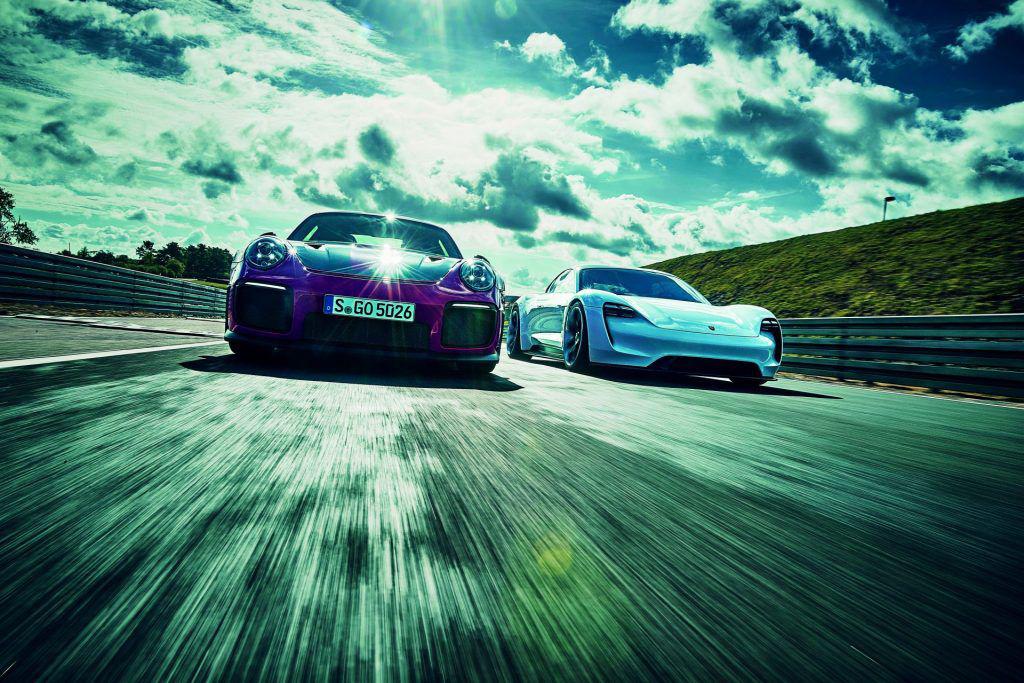 Porsche 911 GT2 RS vs Porsche Mission E: Turbodiavol versus înger electric!