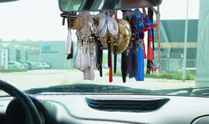 Șoferii care au cruciuliţe, CD-uri și icoane în parbriz pot fi amendați și pot rămâne fără talon
