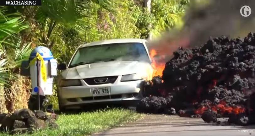 O mașină este înghițită de lava unui vulcan | VIDEO