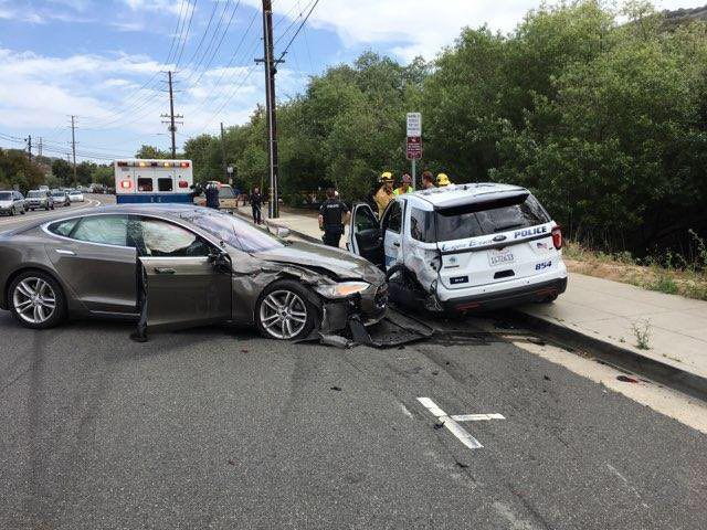 O mașină Tesla pe autopilot a lovit un automobil de poliție