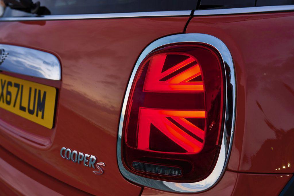 Stopurile cu design „Union Jack” sunt disponibile pentru toate modelele MINI Hatch şi MINI Cabriolet