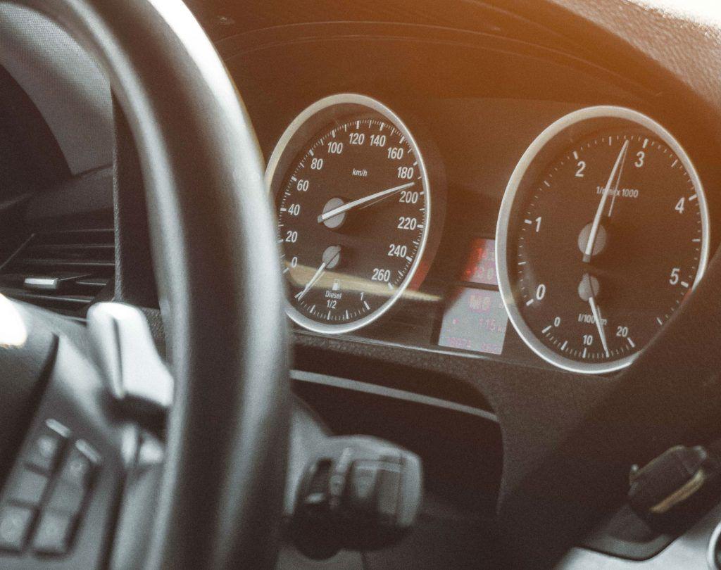 Șoferii români și viteza: Depășirea vitezei maxime cu peste 50km/h este din ce în ce mai frecventă