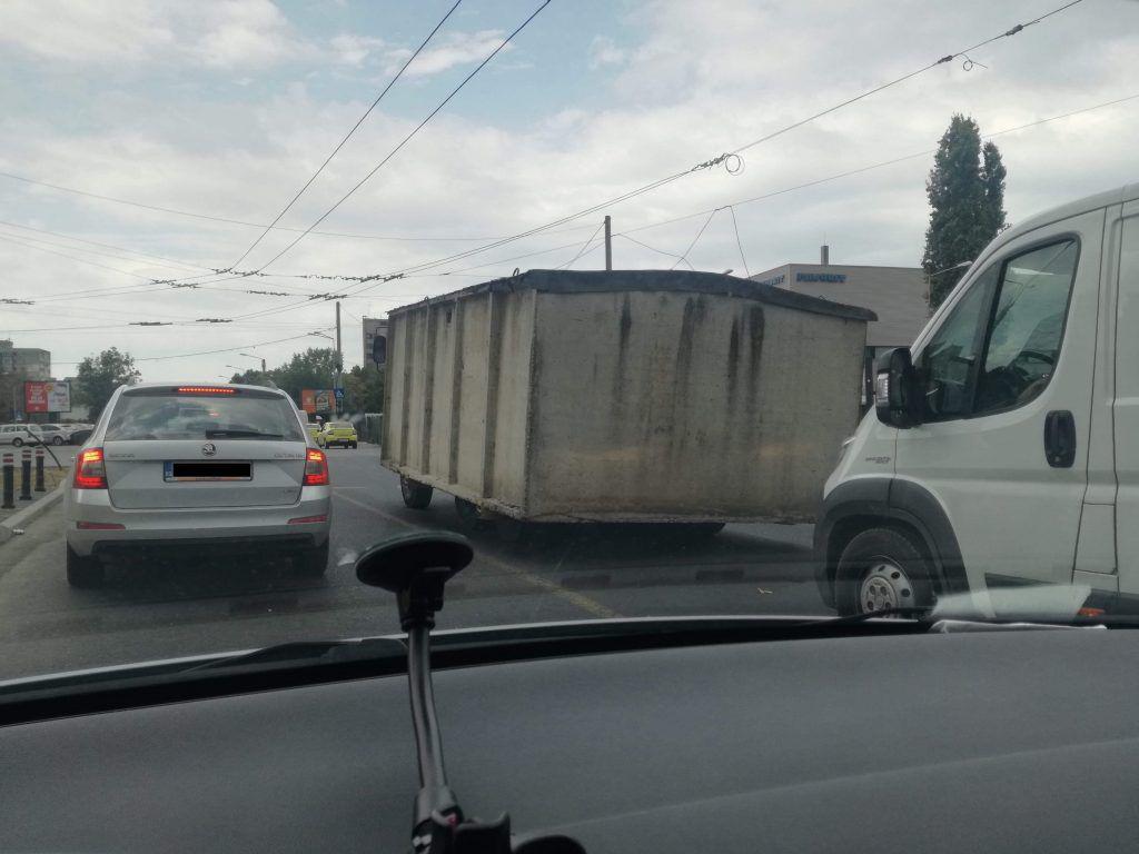 Un șofer a găsit soluția perfectă la problema lipsei locurilor de parcare din București