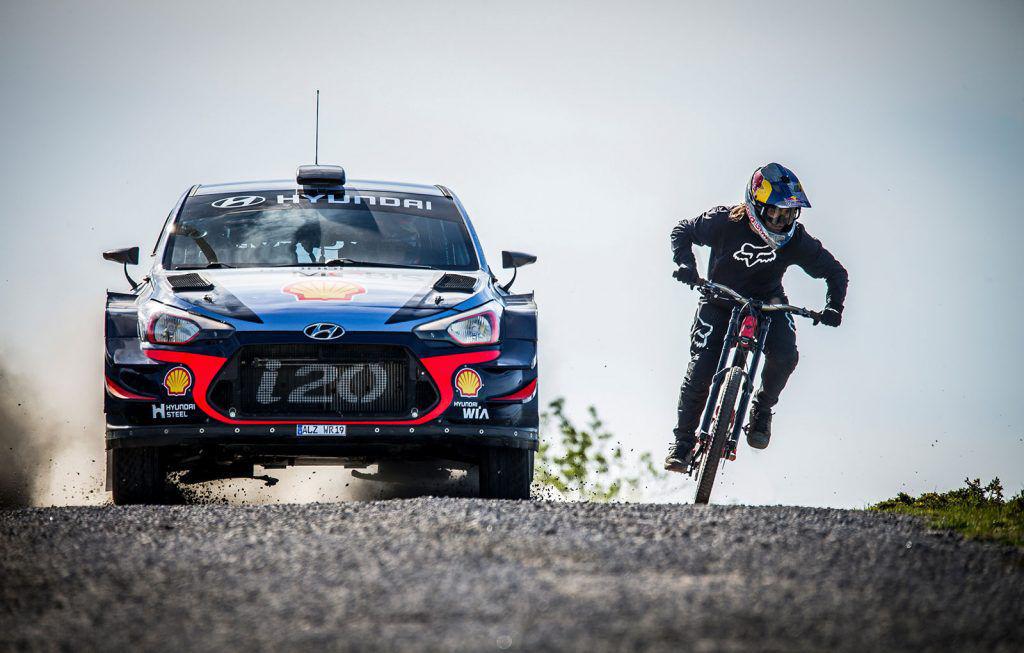 Hyundai i20 WRC versus bicicletă: o cursă inedită derulată în Portugalia