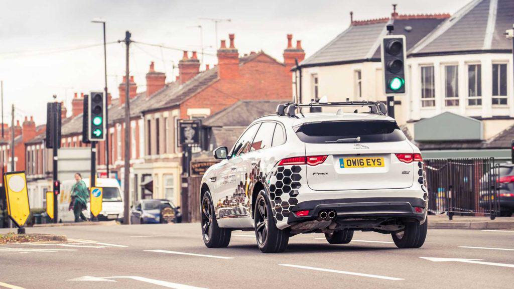 Jaguar Land Rover testează mașina care “vorbește” cu semafoarele