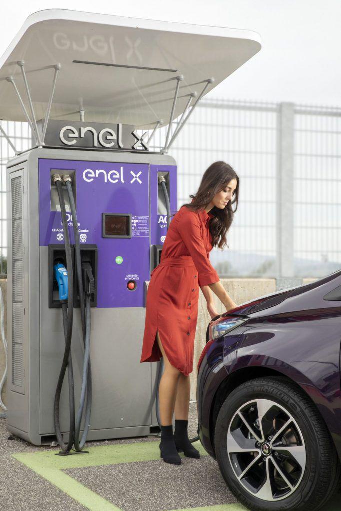 Enel face 2.500 de puncte de încărcare pentru mașini electrice în România