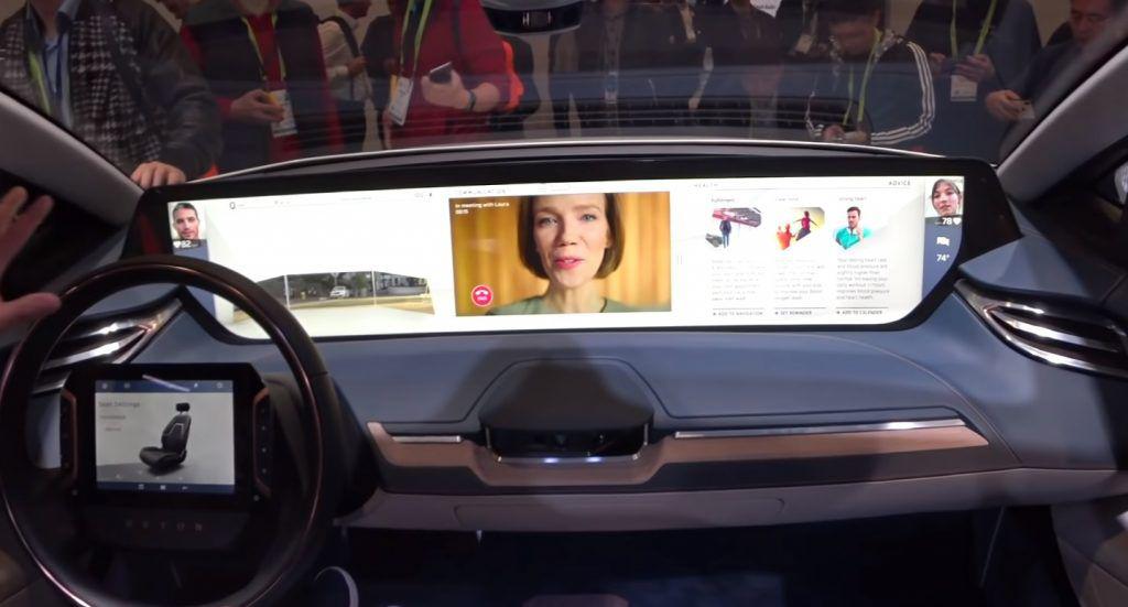 Așa arată cel mai mare display montat vreodată în interiorul unei mașini