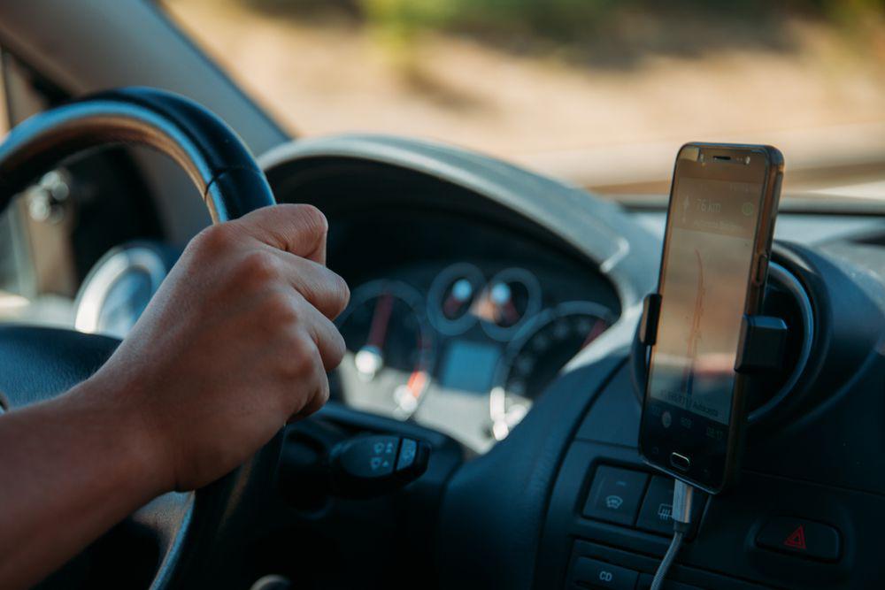 4 moduri în care poți să-ți conectezi telefonul mobil la mașină