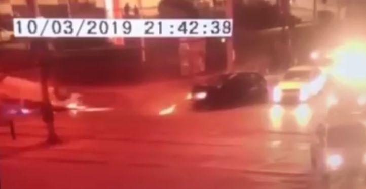 VIDEO: Mașina Poliției se răstoarnă din cauza unui șofer care nu i-a acordat prioritate